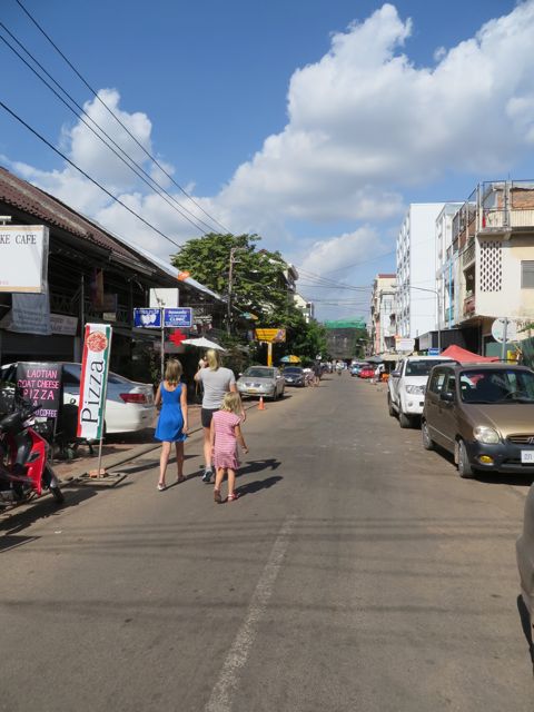 Matkalla lounaalta hotellille päin