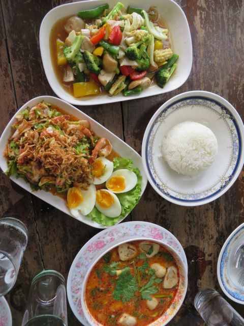 ...ja vakioannos eli wing bean salad sekä tom yam ja paistetut vihannekset osterikastikkeessa