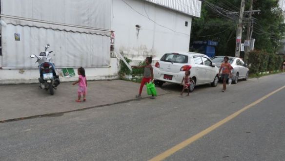 Pullonkerääjälapset kierroksella. Nämä samat lapset penkovat pullot päivittäin meidänkin kadun roskiksista