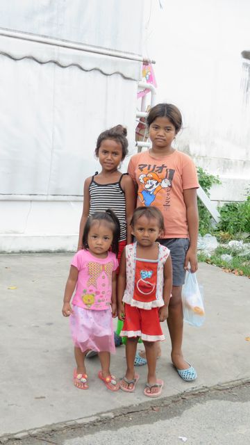 Pyysin saada ottaa kuvan ja annoin vaivanpalkkaa 20 bahtia. Joukkio suuntasi samantien viereiseen 7-eleveniin