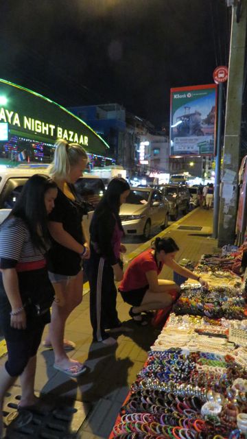 Tyttöjen shoppailureissulla edelleen...