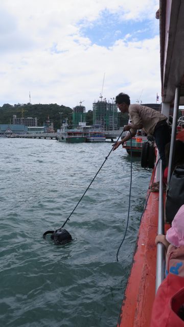Joltakin onnettomalta putosi reppu mereen...saatiin ylös!