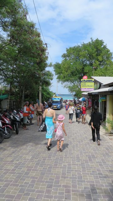 Lautta veikin tällä kertaa kalastajakylän puolelle, sieltä "bahtibussilla" vuoren yli kohti rantaa
