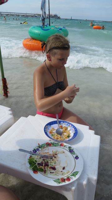 Söimme lounasta sananmukaisesti meren syleilyssä!