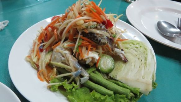 Tulinen papaijasalaatti raaoilla jokikatkoilla