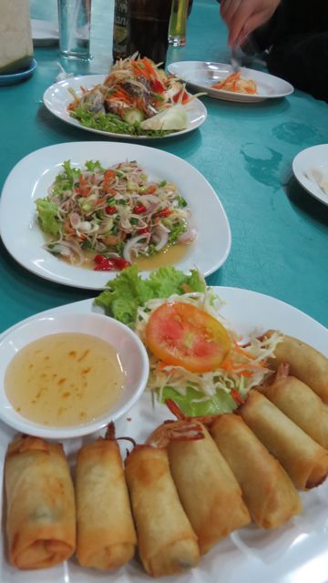 Katkarapukevätrullat ja sitruunaruohosalaatti