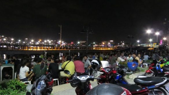 Walking Streetin jälkeen satama-aluella oli ihanan rauhallista. Täältä löytyi täysin paikallisten kansoittama illanviettopaikkakin