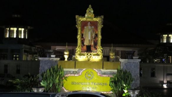 Kävelymatkalla kotiin aamuyöllä ihailtiin mm. rannan luksushotellien sisäänkäyntejä...