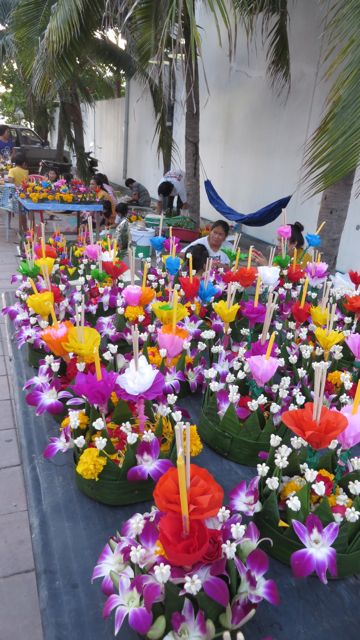 Jo alkuillasta katu täyttyi kukkalauttojen myyjistä