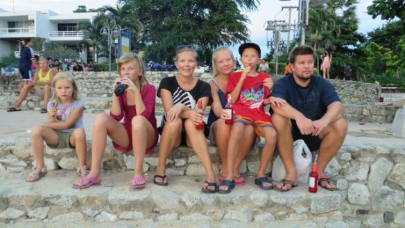 Auringonlaskua ihailemassa