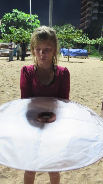 Vepu ihmettelee paperilyhtyä