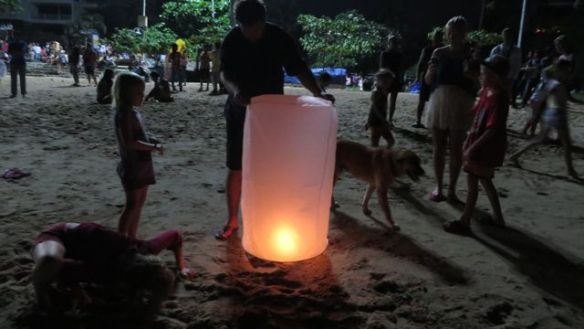 Monta minuuttia lämmittelyä, ennenkuin lyhty suostui nousemaan