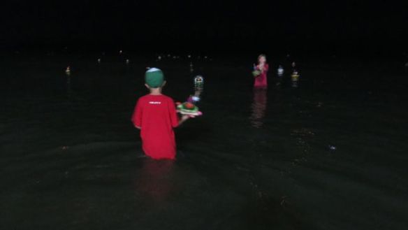 Lapset halusivat toimittaa lautat perille asti