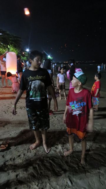 Niinhän siinä sitten kävi, että alettiin yöuinnille!