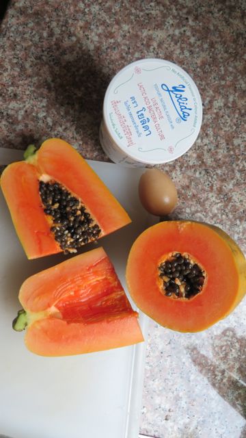 Kun nyt herkkujen makuun päästiin, niin esiteltäköön minun suosikkiaamiainen: papaijaa ja luonnonjugurttia