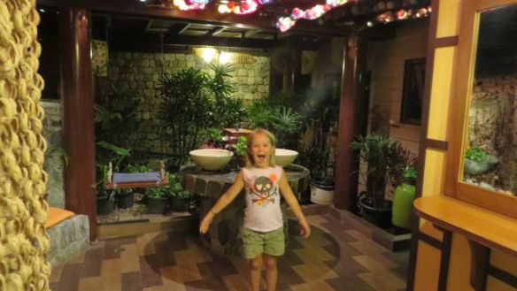 Ja löytyihän sieltä meillekin jotain uutta, kiuten ihana vessa jossa  keinu. Piekulle tuli yllättäen pissihätä 4 kertaa ruokailun aikana.