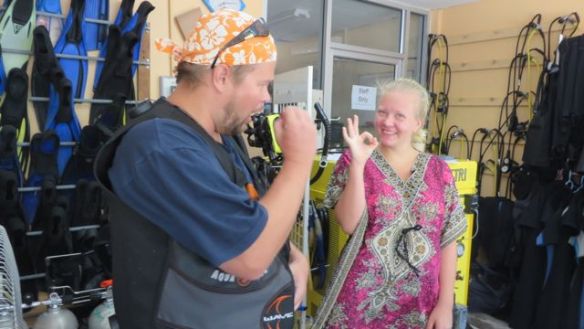 Vilma lähdössä Discover Scuba Diving -kurssille