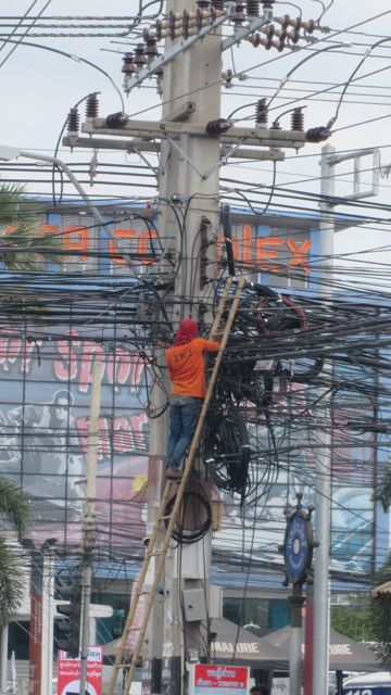 Matkalla ihmeteltiin työturvallisuutta sähkötolpassa