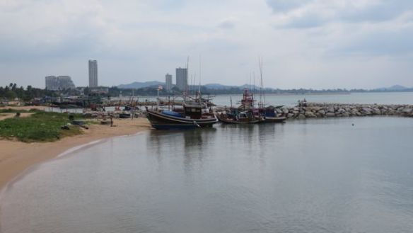 Laiturin toisella puolella sitten ihan erilaisia veneitä