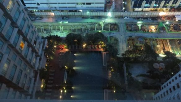 Alapuolella näkyi hotellin uima-allas