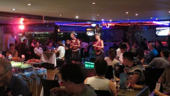 Perinteistä thai-tanssia illallisen lomassa