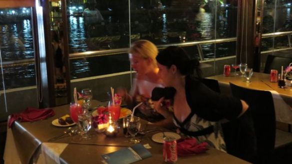 Illastamisen lomassa ihailtiin kaupungin kauniita valoja