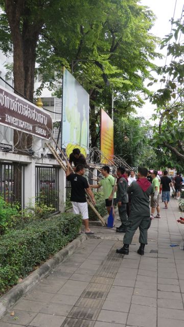 Kaupungissa oli poliittista kuhinaa ja pelättiin jopa mellakoita, me emme tästä juuri merkkejä nähneet. Ainoastaan kaikkien hallinto-yms. rakennusten aidoille viriteltiin kunnon piikkilankavyyhtejä ja poliiseja oli liikkeellä.