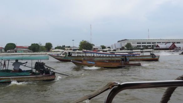 Toinen kätevä liikkumismuoto joella kulkeva shuttle boat, joka vei meidät junapysäkiltä temppelille