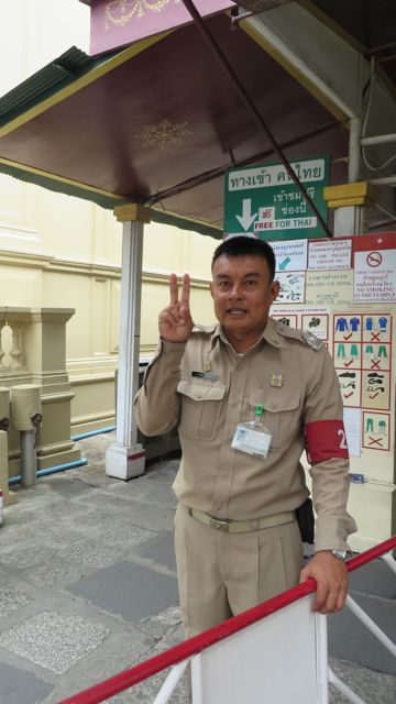 Tarkka vartijasetä poseerasi iloisesti kun paita oli hankittu