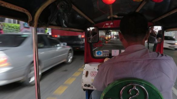 Tuk Tukilla pääsi nopeasti, varsinkin kun välillä huruutettiin vastaantulevien kaistalla, niinkuin tässä...