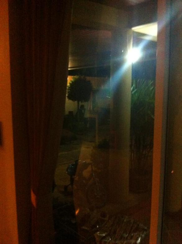 Yövartija työssään portinpielessä