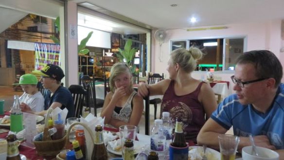 Vieraamme olivat lentokoneessa vietetyn yön jälkeen yllättävän reippaita, kävimme illallisella Lucky Donnassa