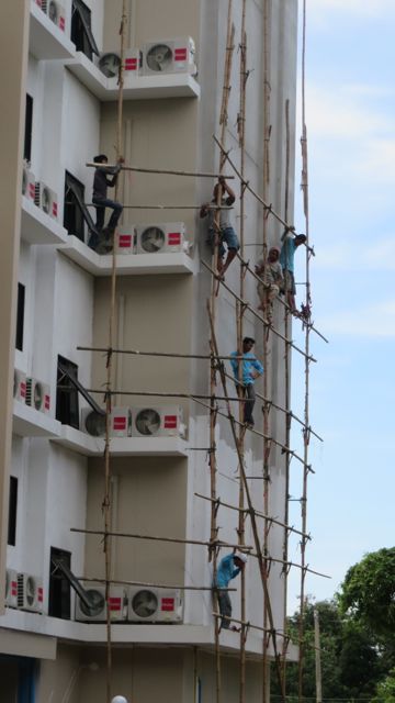 Vastapäisen talon rakennustyömaalla turvallisuusmääräykset eivät liene kovin tiukat...