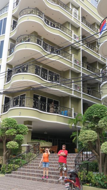 Pattayan Suomalainen koulu sijaitsee tämän rakennuksen pohjakerroksessa