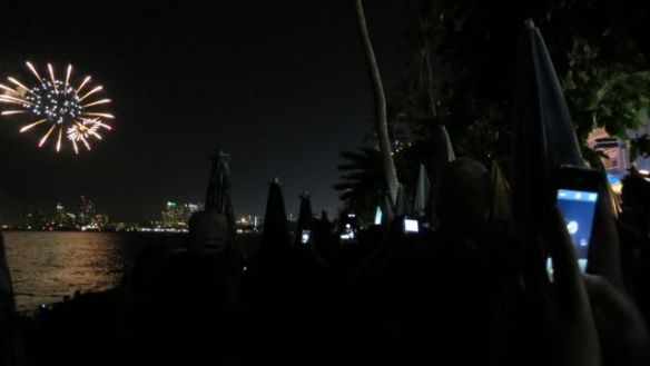 Rannalla lainehti kameroiden ja kännyköiden valomeri