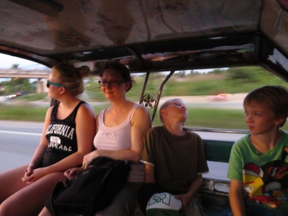 Lievä extreme-kokemus oli myös 30 km matka Si Rachaan ja takaisin avolavataksilla moottoritiellä...