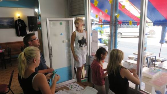 Isompien koululaisten kanssa kävimme teippaamassa ja liimaamassa koristeet paikoilleen