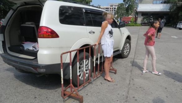 Viereisen hotellin parkkipaikalla odotti yllätys: olimme kuulemma pysäköineet väärin, ja molemmin puolin renkaissa oli kettingeillä kiinni jykevä metaliaita!