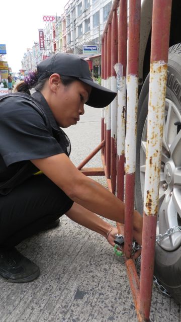 Ei auttanut selittely eikä anelu. Aluksi aikoivat päästää meidät pinteestä vasta seuraavana aamuna, mutta lopulta hotellin respaan maksetun 2000 bahtin (n. 50€!!!) jälkeen rengaslukot otettiin pois. TIFT! Jokainen arvatkoon mitä se meinaa...