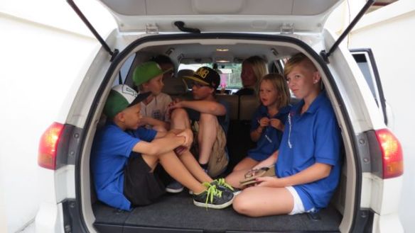 Meidän seitsemän hengen autoon mahtui thai-tyylillä aivan loistavasti 11 henkeä!