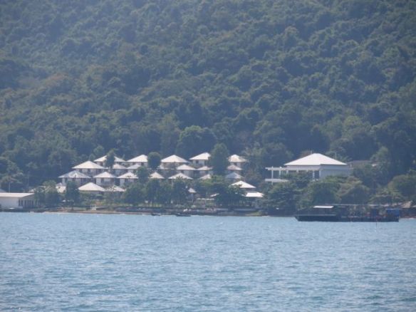 Lautalta näkyi jo meidän hotelli Samed Cliff Resort