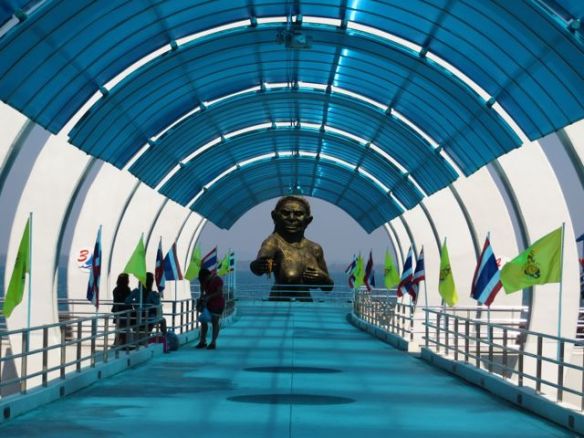 Laiturin päässä vartioi vähän häijynnäköinen neito...