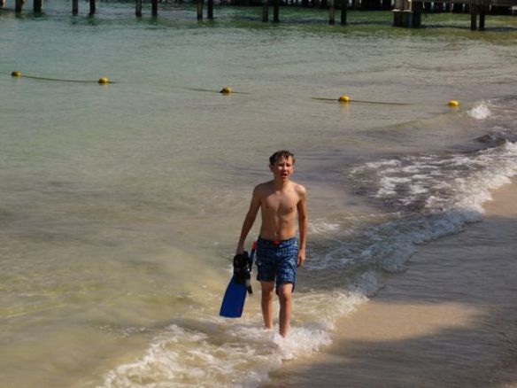 Hiekkapohjaisella rannalla ei juuri ollut vedenalaista elämää ja puuterinohut hiekka samensi vettä