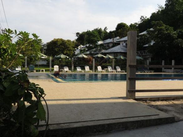 Näkymä tieltä hotellin uima-altaalle