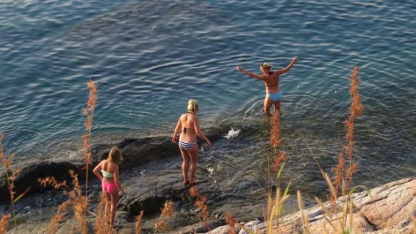 Eräitten oli taaskin päästävä uimaan...