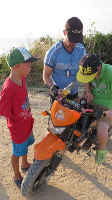 Varalta tankattiin mopoja vielä hiukan, bensaa myydään tienvarressa pulloissa