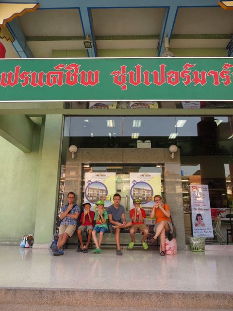 Pienet välipalat Friendship Marketin edessä