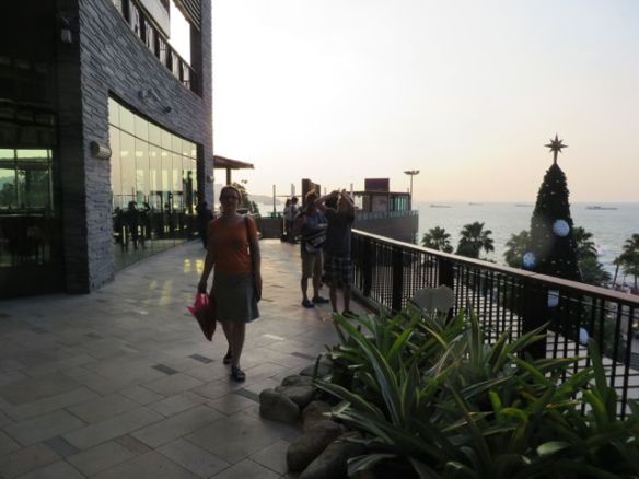 Central Festival -ostoskeskuksen ylätasanteelta näkyy jättimäisen joulukuusen latva ja pimenevä meri