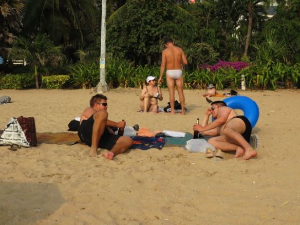 Pratamnak Beachillä iltapäivän helteessä