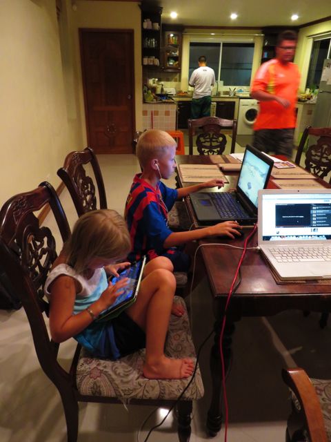 Viikonloppu ja pelipäivät... nenät kiinni medialaitteissa. Huoh.